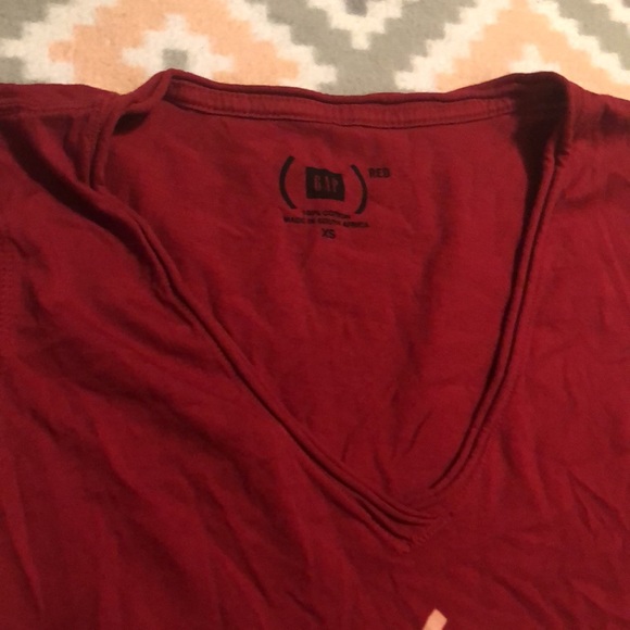 GAP Red “INSPI(RED)” Vneck Short Sleeve Top Size XS - Picture 3 of 9